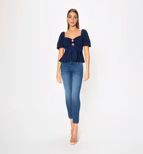 Blusa con detalle en escote