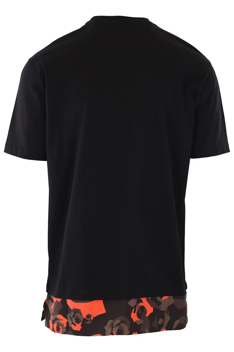 Camiseta negra oversize con logo en placa y estampado militar naranja y verde