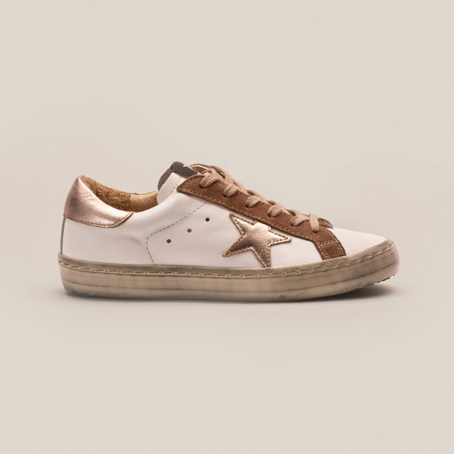 Code : 1003 Zapatilla de Cuero vacuno Blanco, Aplique estrella y talón superior, color: Niquel Italiano, Cartera en gamuza Taupe
