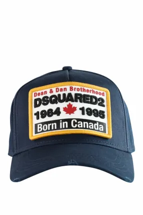 Gorra azul con recuadro blanco con logo y detalles amarillos