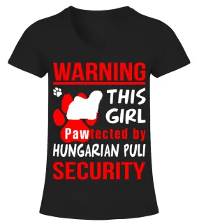 This girl pawtected by Hungarian Puli Security funny t-shirt Camiseta cuello pico Mujer